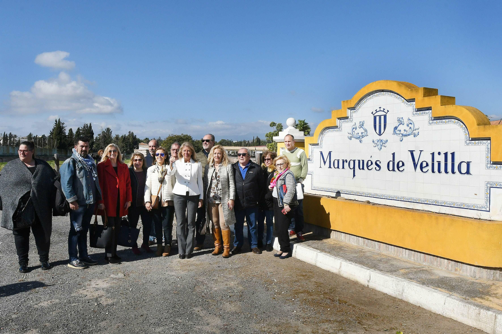 Muñoz muestra las llaves de la propiedad junto a vecinos de la zona.