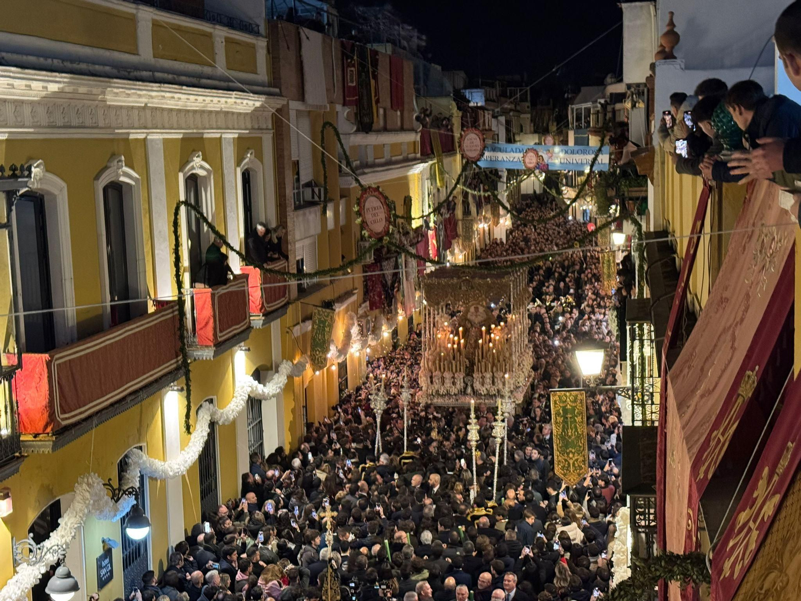 El regreso de la Macarena por la calle Parras