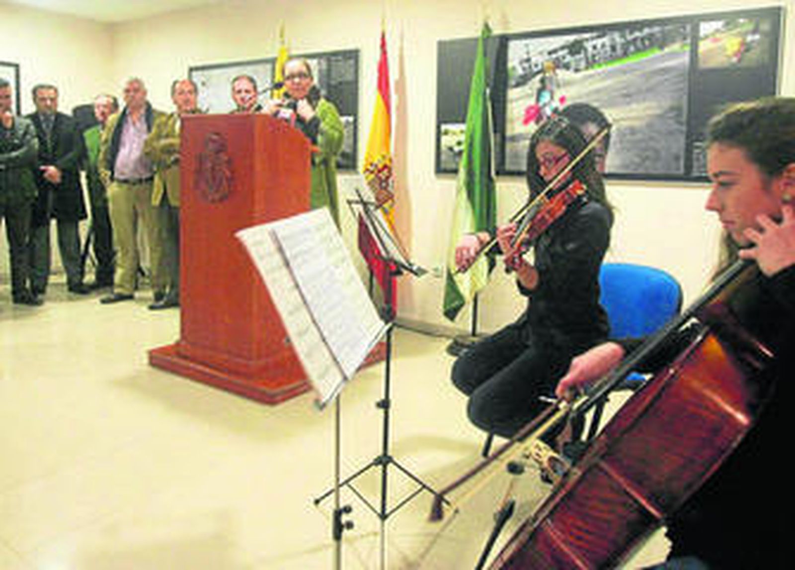 Imagen del recital poético de Paola Tobalina en la inauguración, junto al alcalde Jorge Romero, ayer.