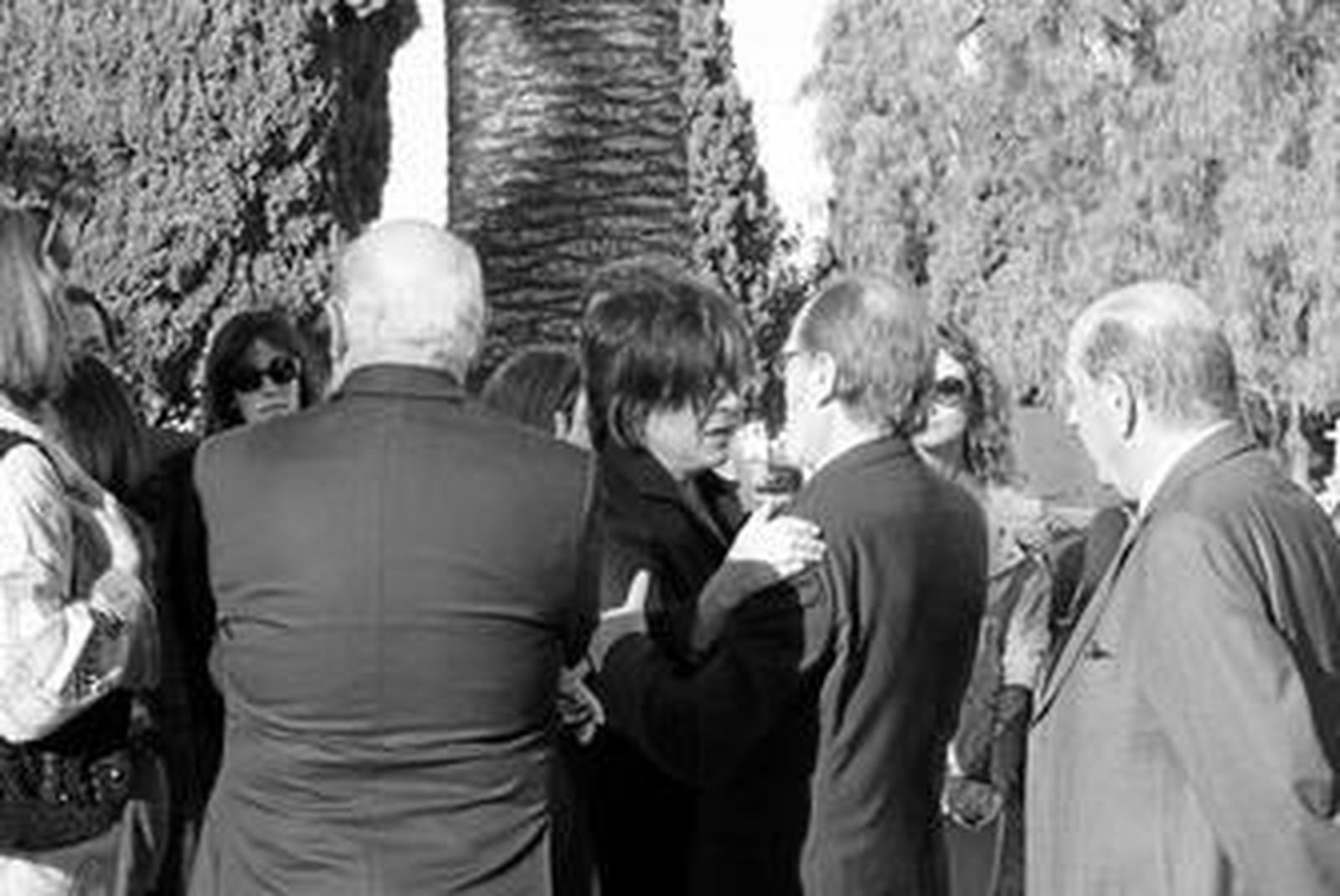 Carmen Borrero, recibe las condolencias de los presentes, en este caso el ganadero Jaime Pablo Romero.