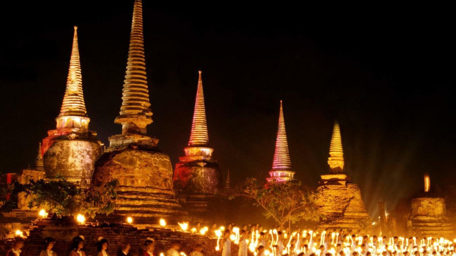 Iluminación de las velas en Tailandia.
