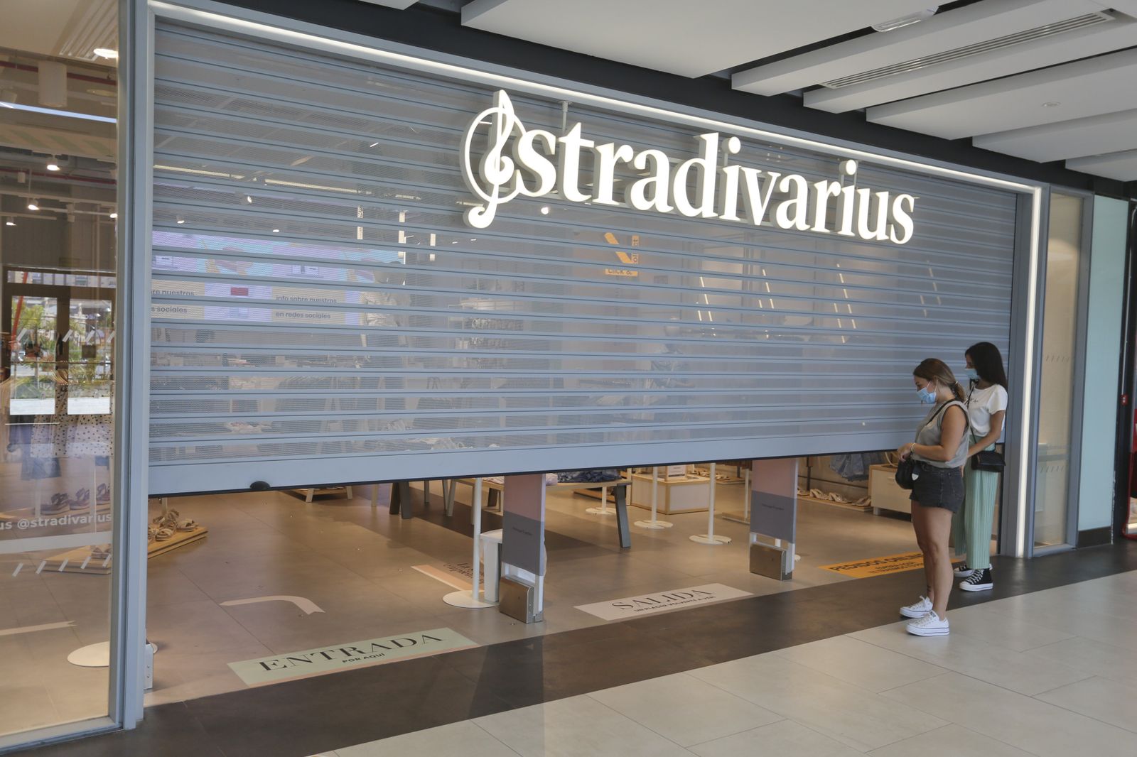 El centro comercial Larios Centro se prepara para su apertura el lunes, en la fase 2 de la desescalada