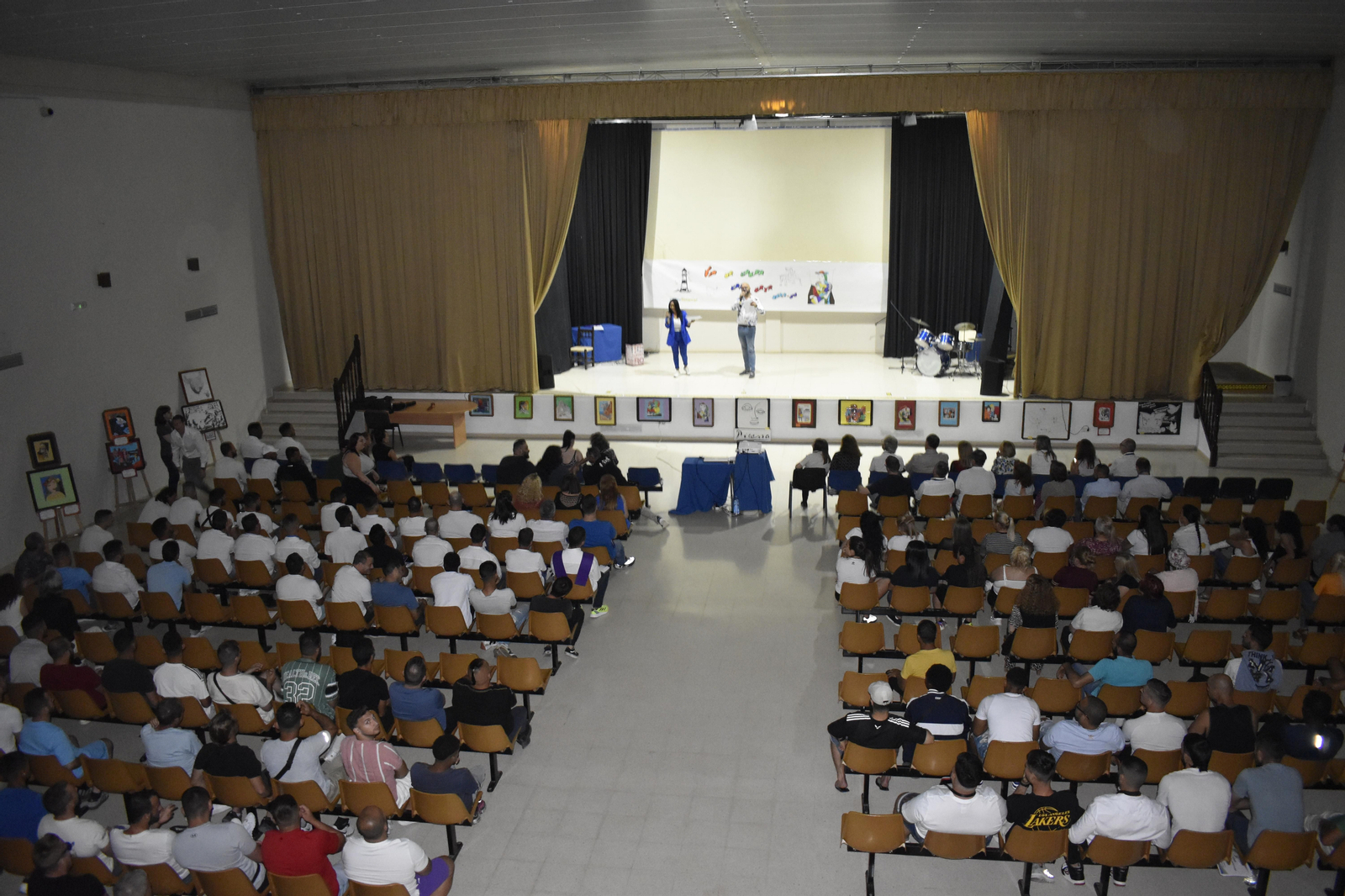 El salón de actos de la prisión de 'El Acebuche' ha acogido el acto de fin de curso.