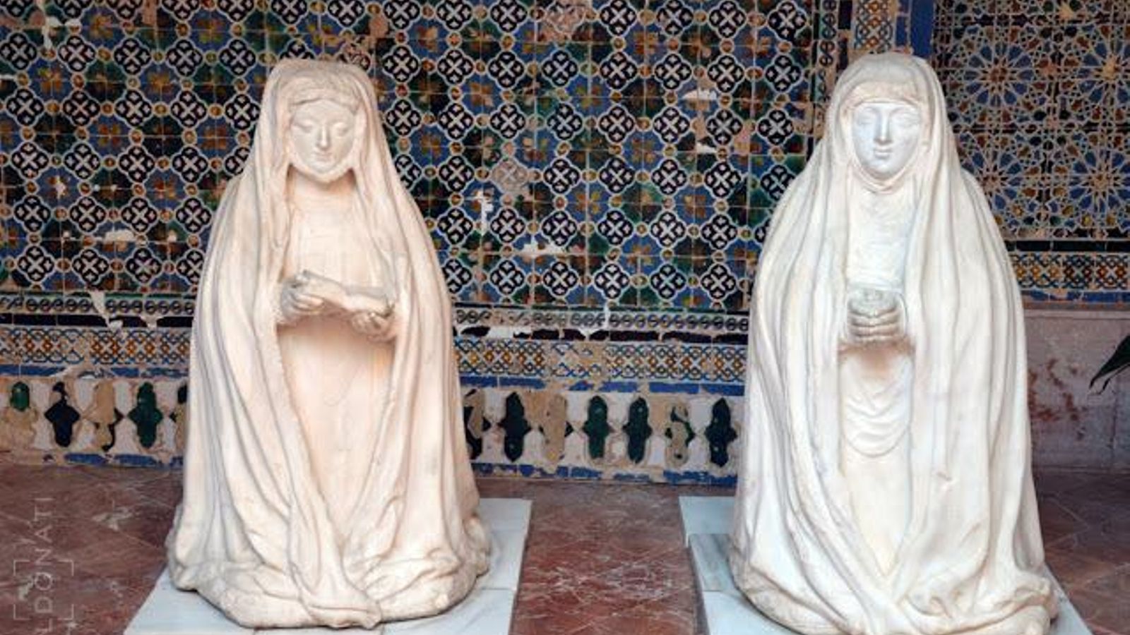 Estatuas orantes de la mujer e hija de Hernán Cortés actualmente en el monasterio de la Cartuja.