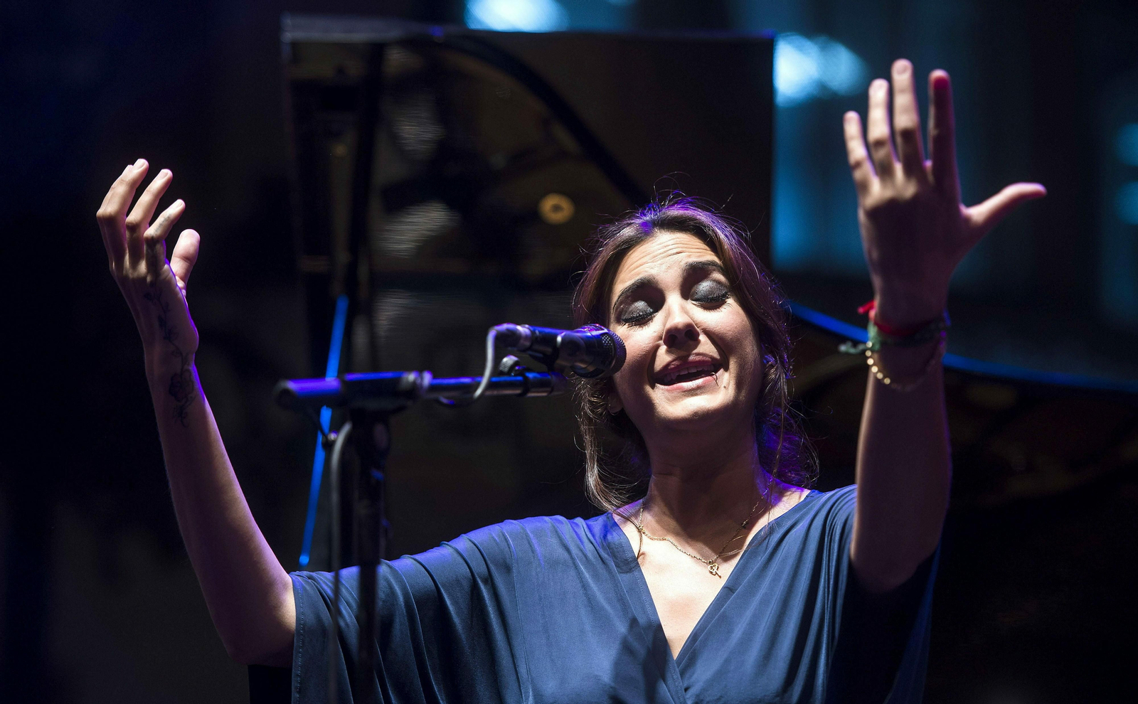 Alba Molina en Sevilla con la guitarra de José Acedo.