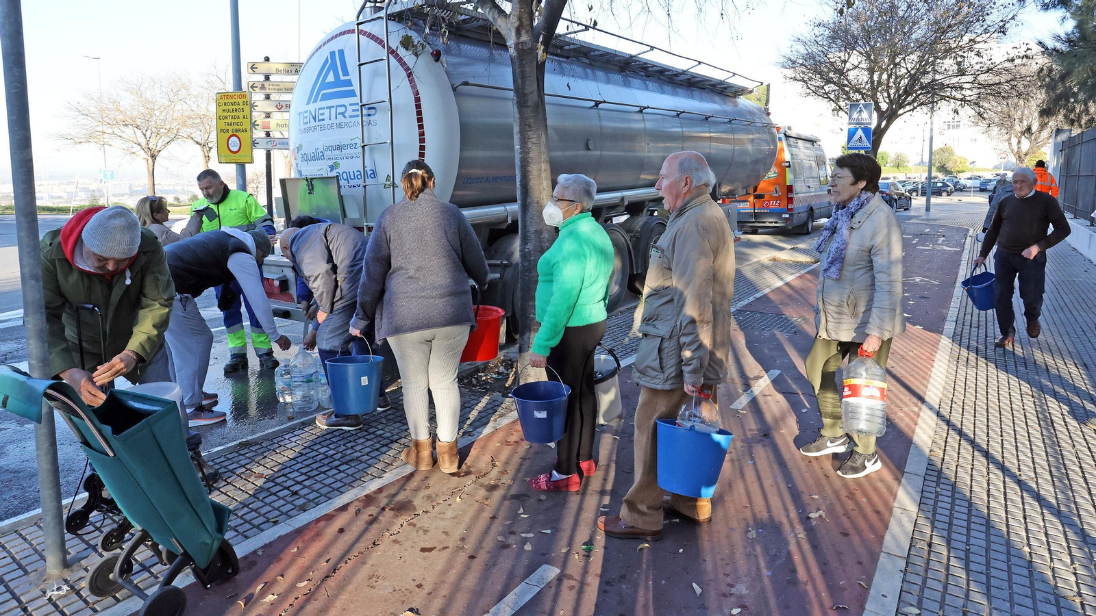 Imágenes del reparto de agua en Vallesequillo