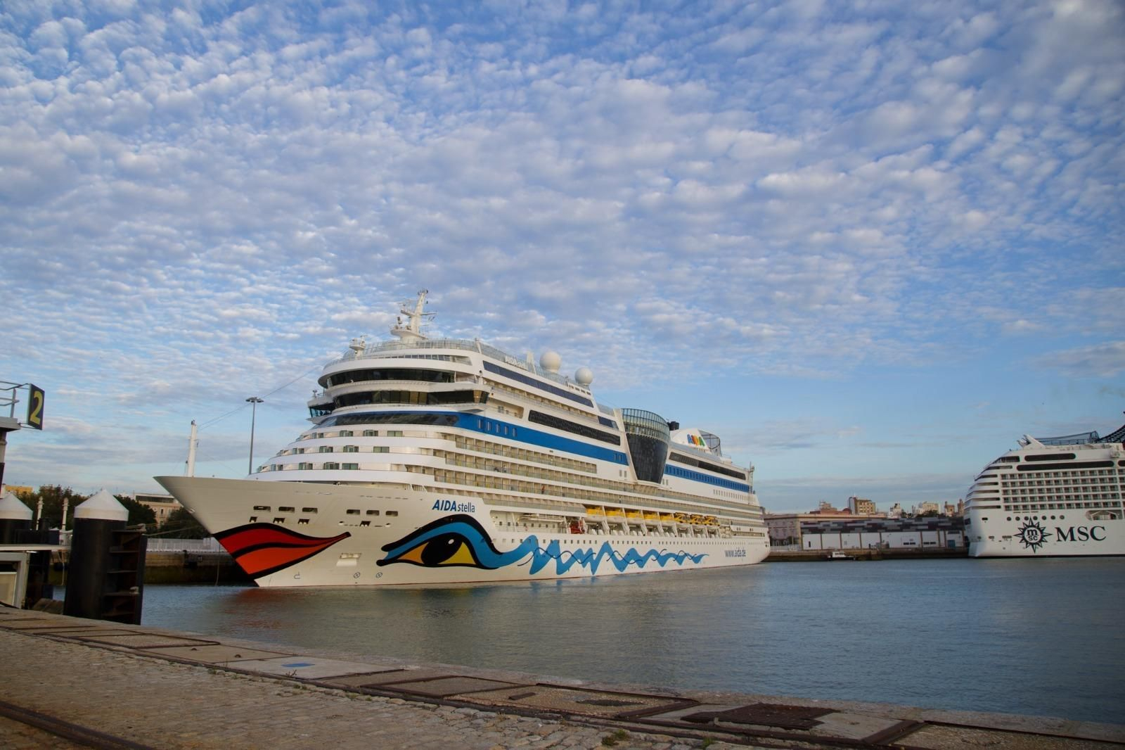 Tres grandes cruceros trajeron este miércoles hasta Cádiz a varios miles de turistas