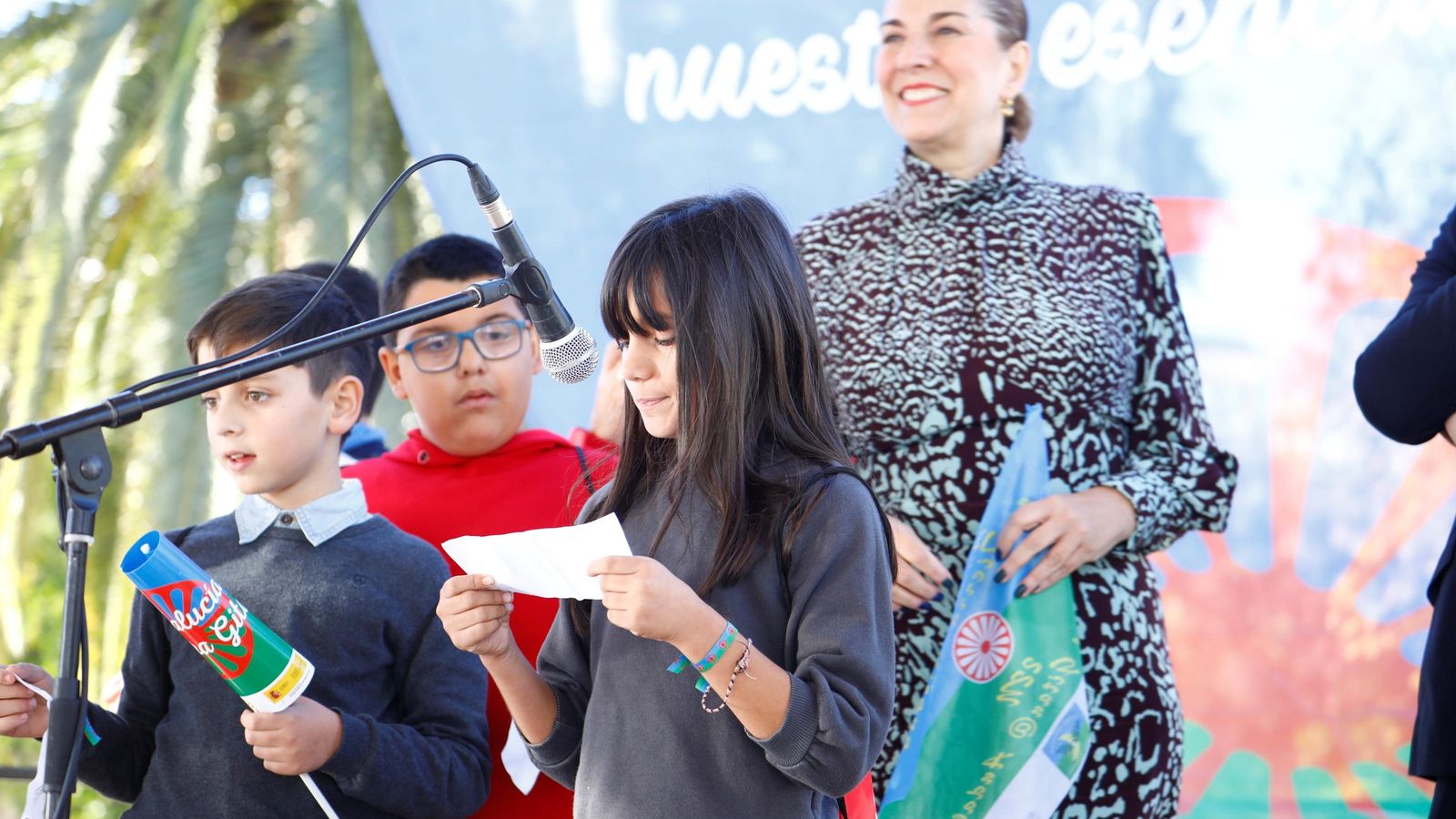 Una niña lee parte del manifiesto.