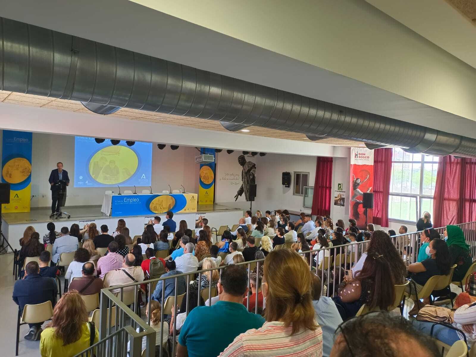 Más de 20 empresas participaron en la feria de empleo del Polígono Sur