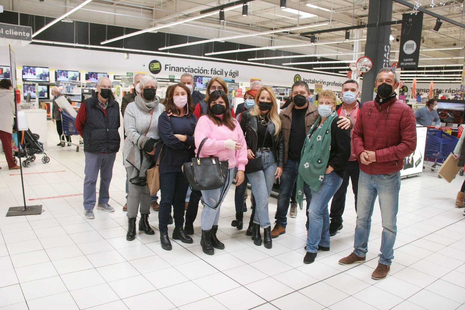 Parte de la plantilla concentrada en Carrefour El Paseo durante el acto en memoria del trabajador fallecido.