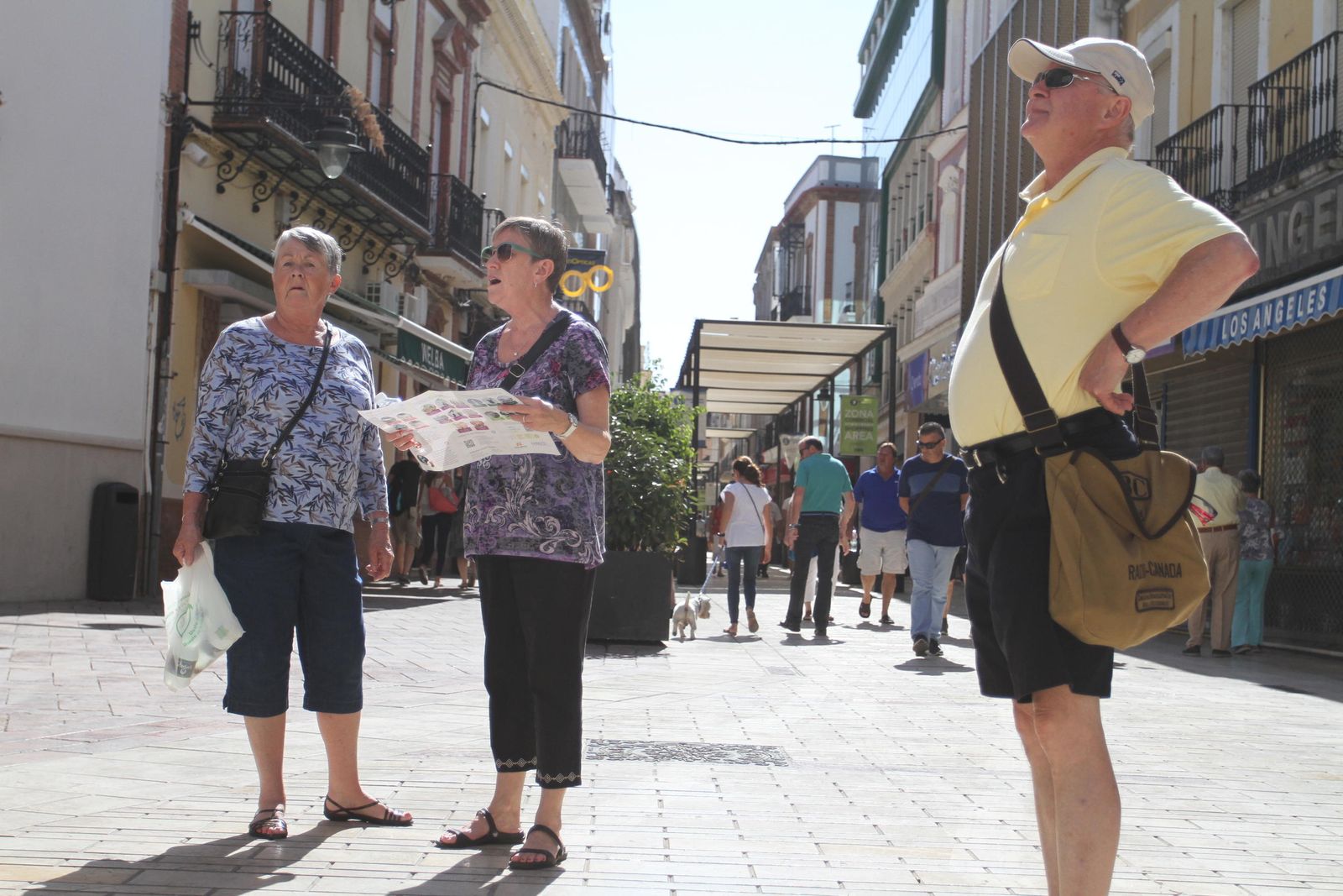 Viajeros procedentes de un crucero veraniego en el centro de la capital onubense.