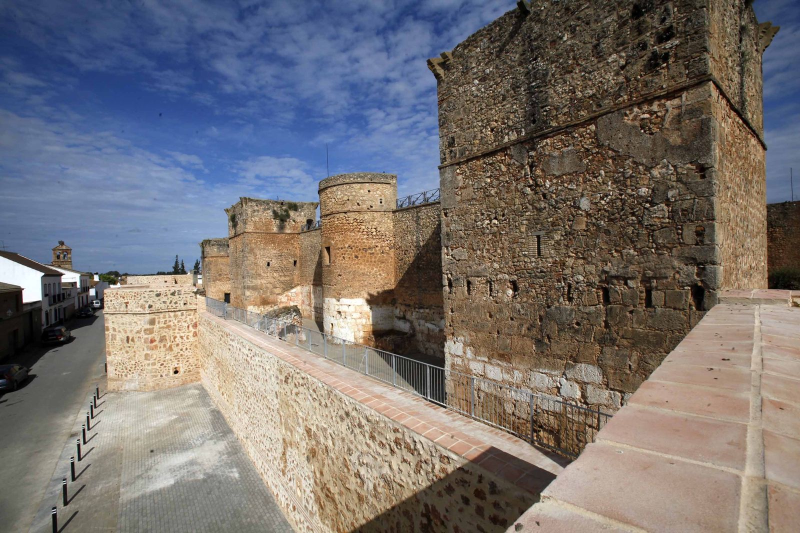 Imágenes de la restauración de la barbacana del castillo de Niebla