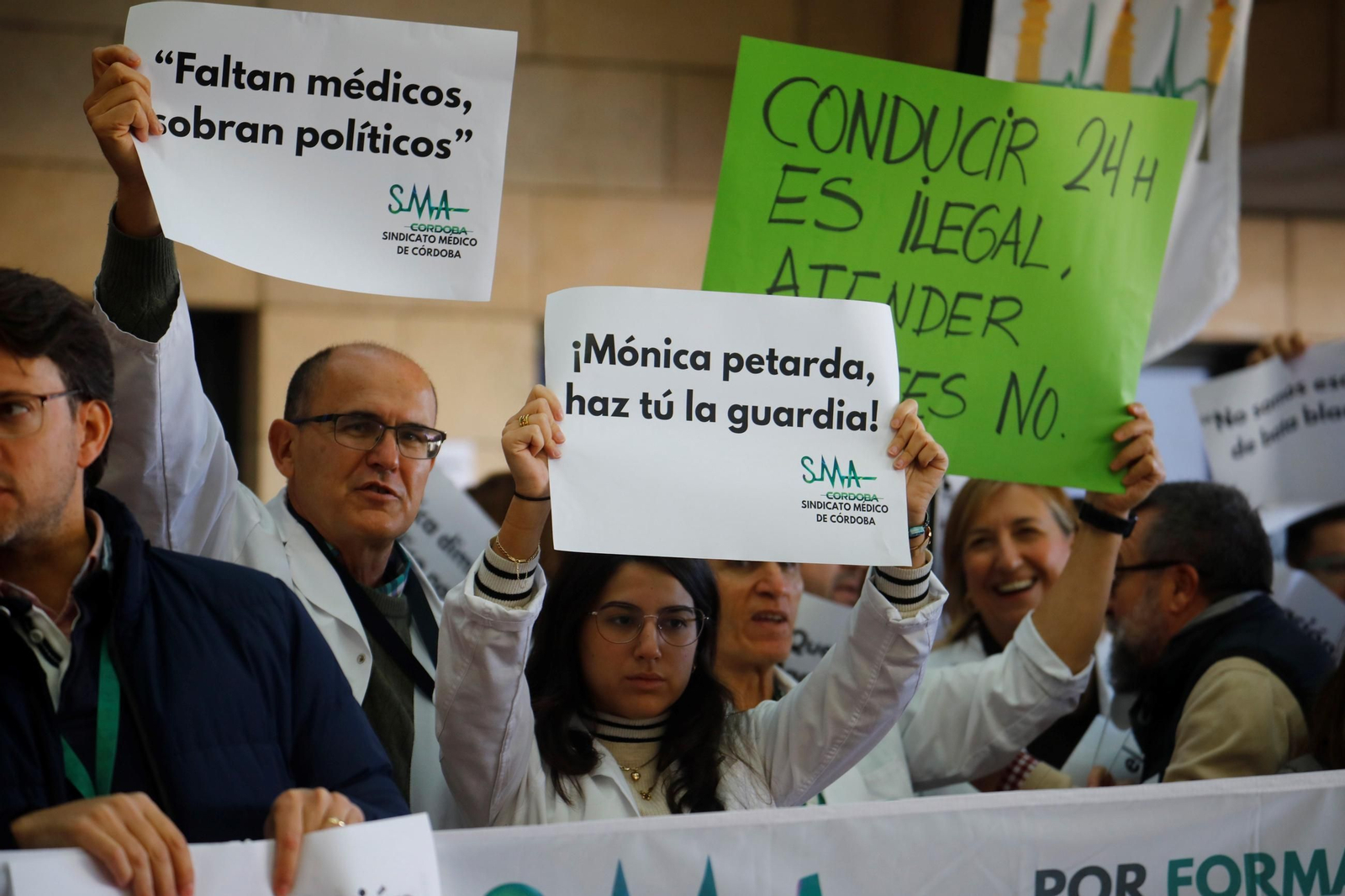 La concentración por la huelga de médicos en Córdoba contra el Estatuto Marco, en imágenes