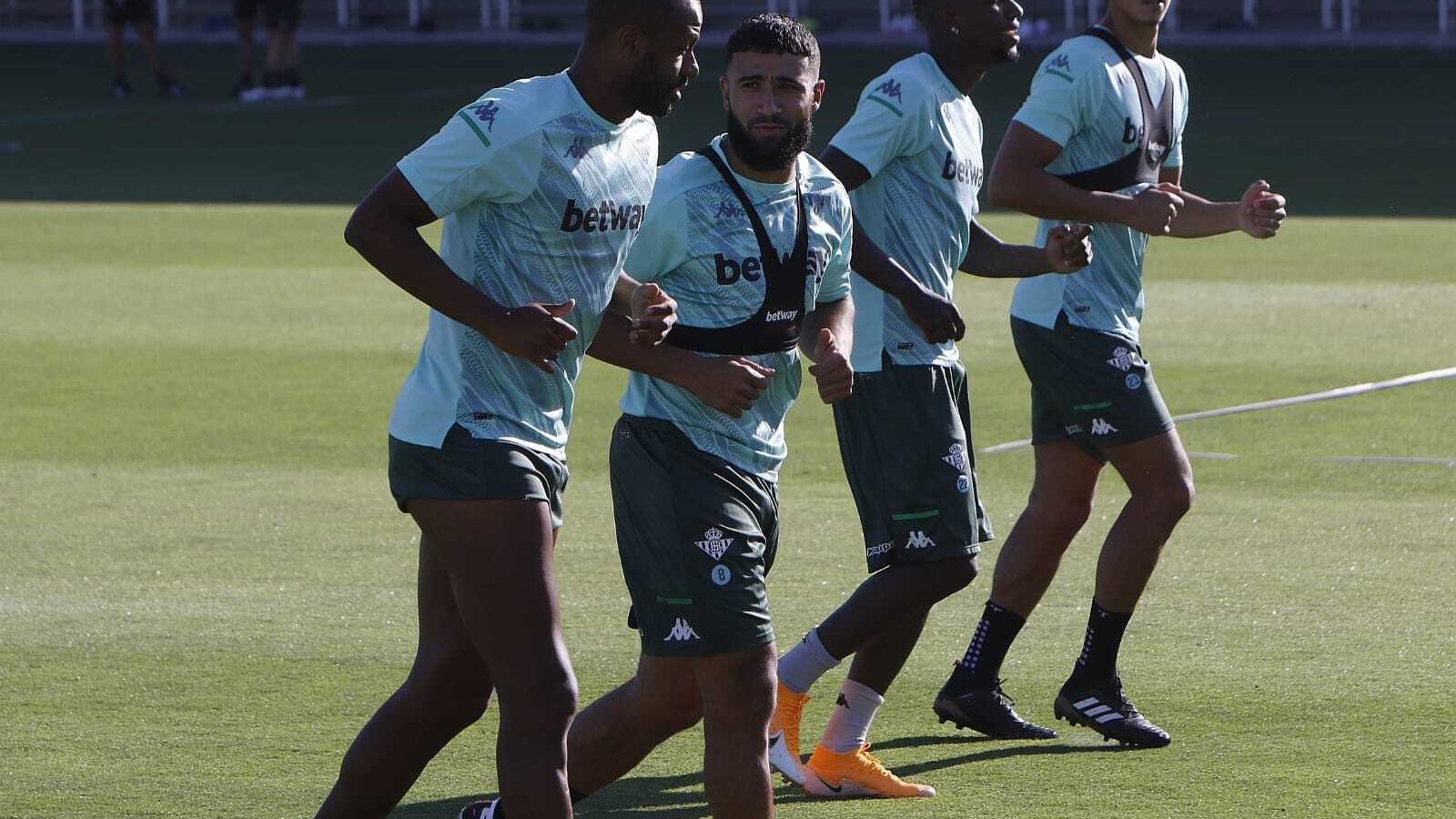 Fekir, esta mañana, dialoga con Sidney.