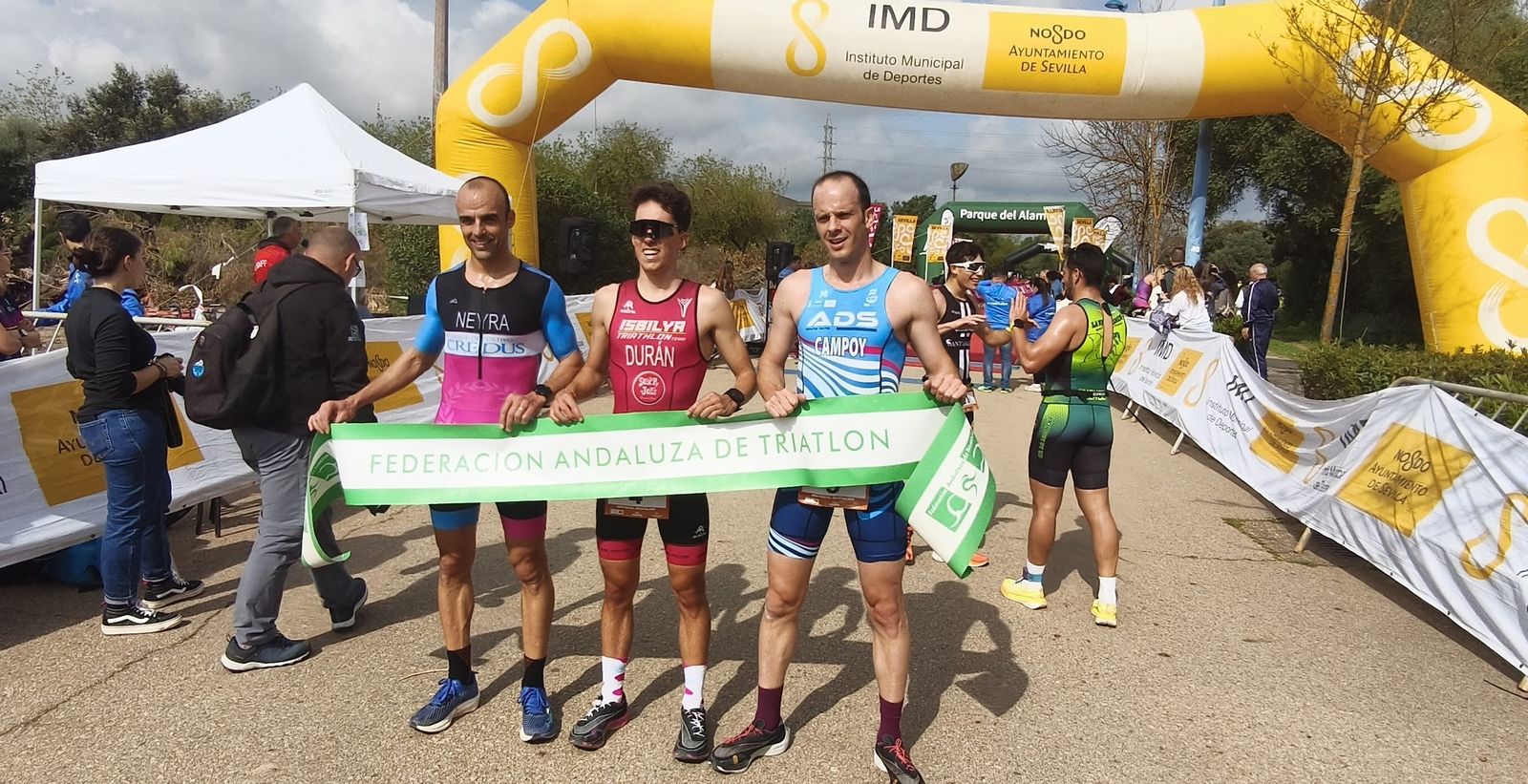 El podio masculino con Juanjo Durán Machuca en el centro.