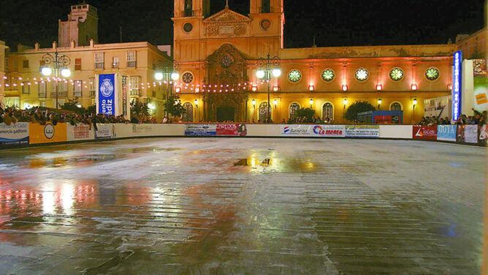 Imagen de archivo de la pista de hielo que se instala tradicionalmente en San Antonio. Imagen de archivo de la pista de hielo que se instala tradicionalmente en San Antonio.