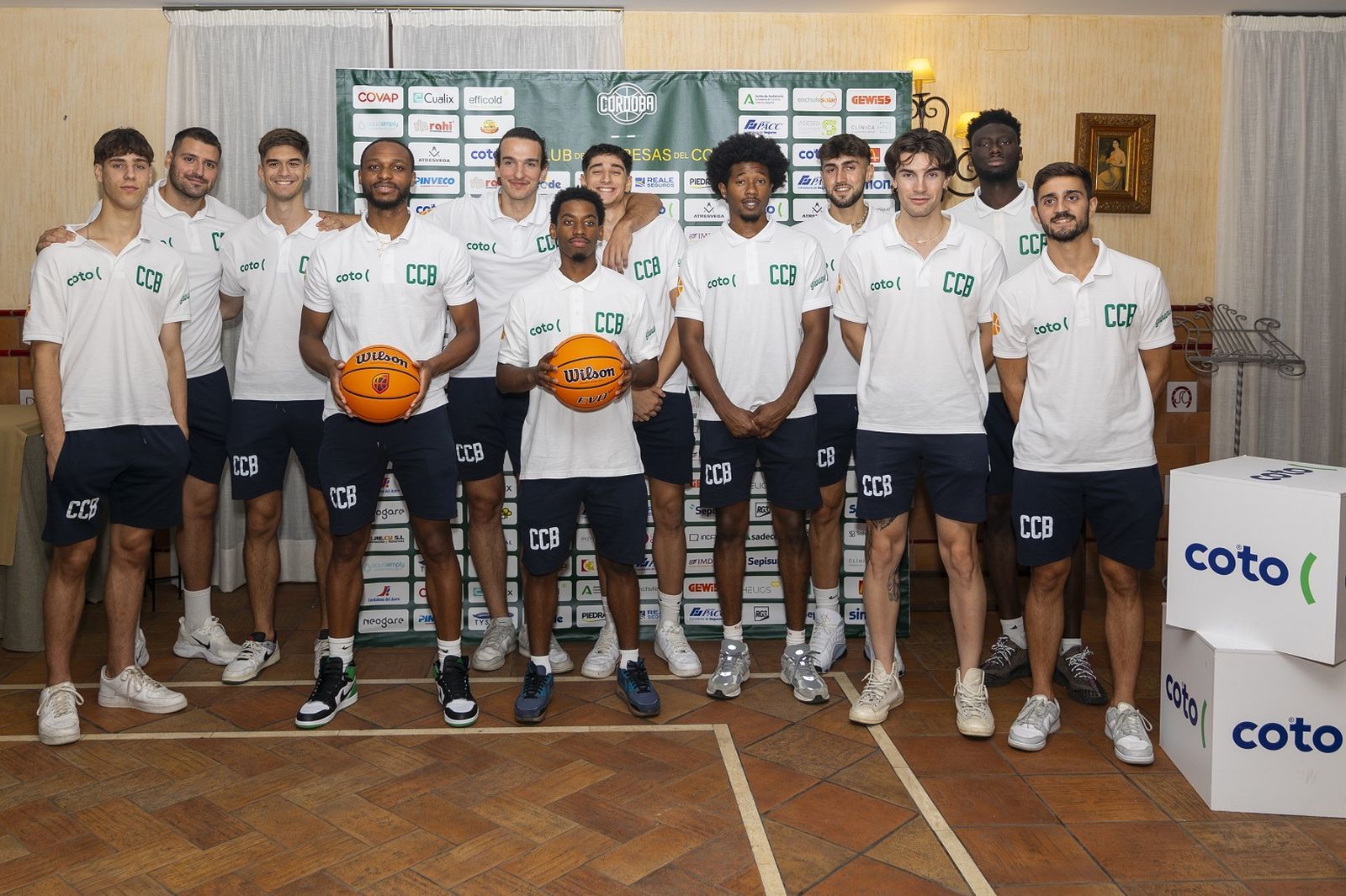 La plantilla del Coto Córdoba posa en la presentación del proyecto deportivo del club para su salto a la Segunda FEB.