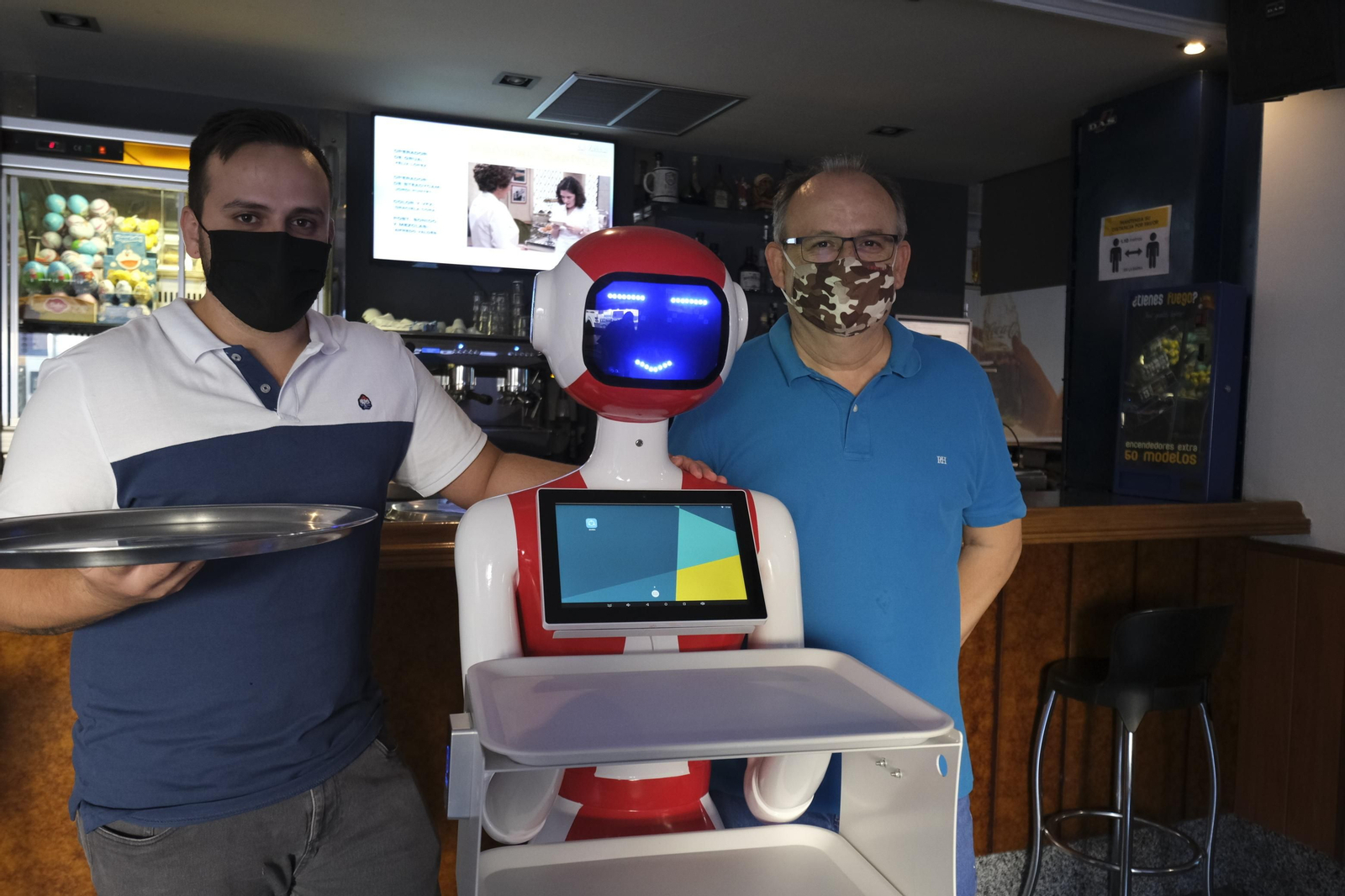 Fotogalería de Herbelita, la robot camarera de El Alquián.