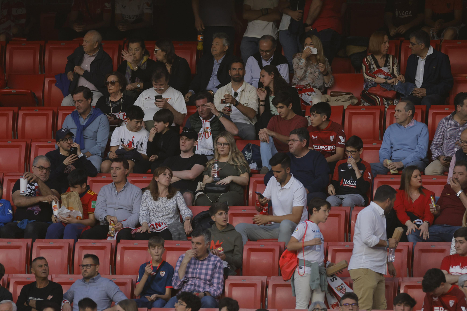 Búscate en las fotos del Sevilla-Celta