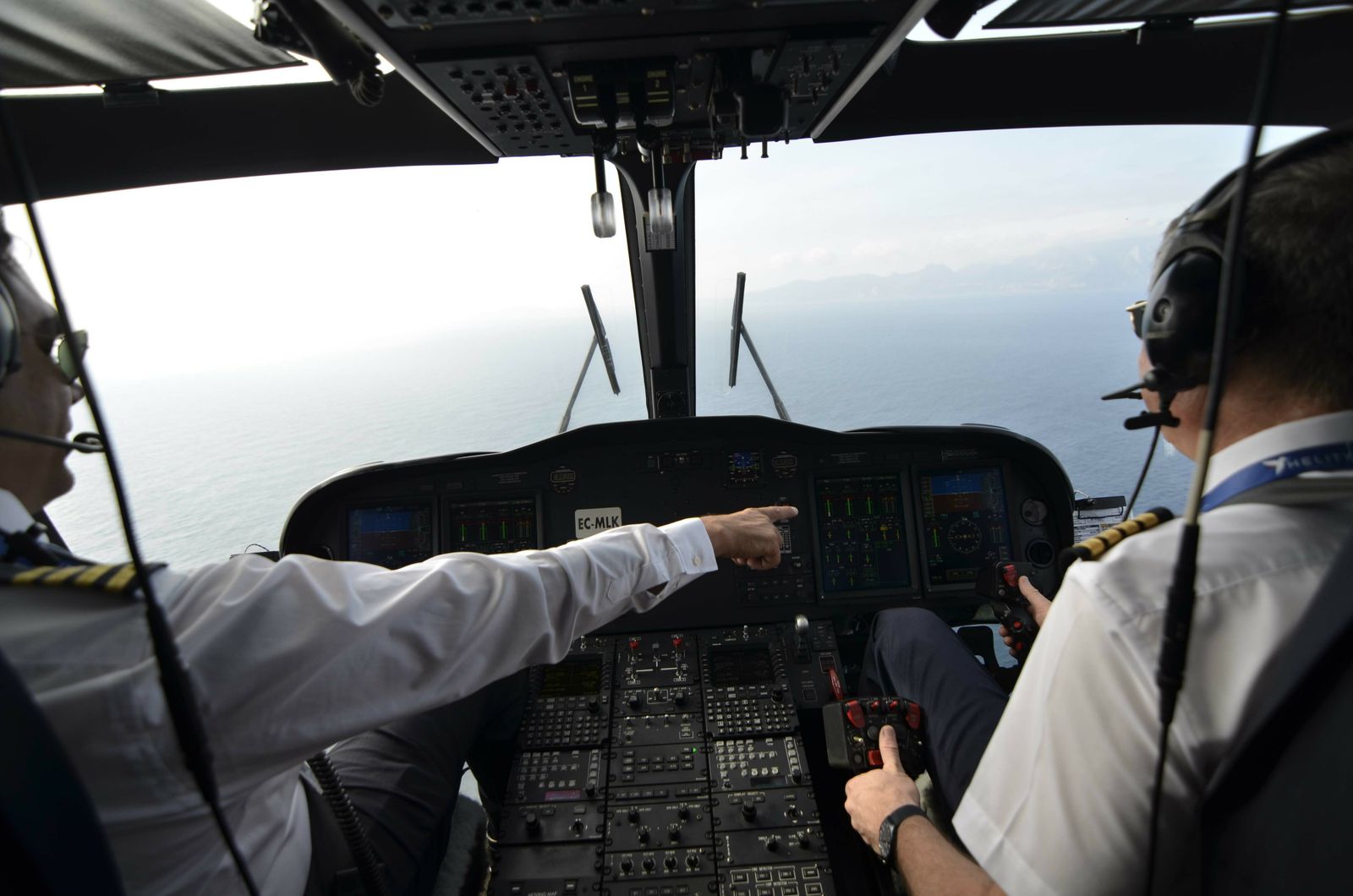 Un helicóptero, atravesando el Estrecho.