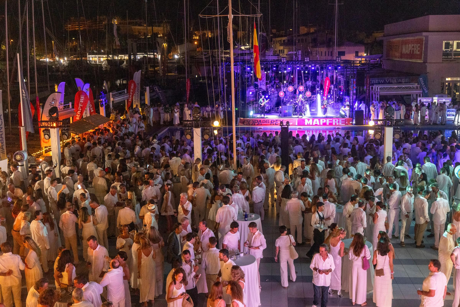 Búscate en el Cóctel de Blanco de la Copa del Rey Mapfre de vela