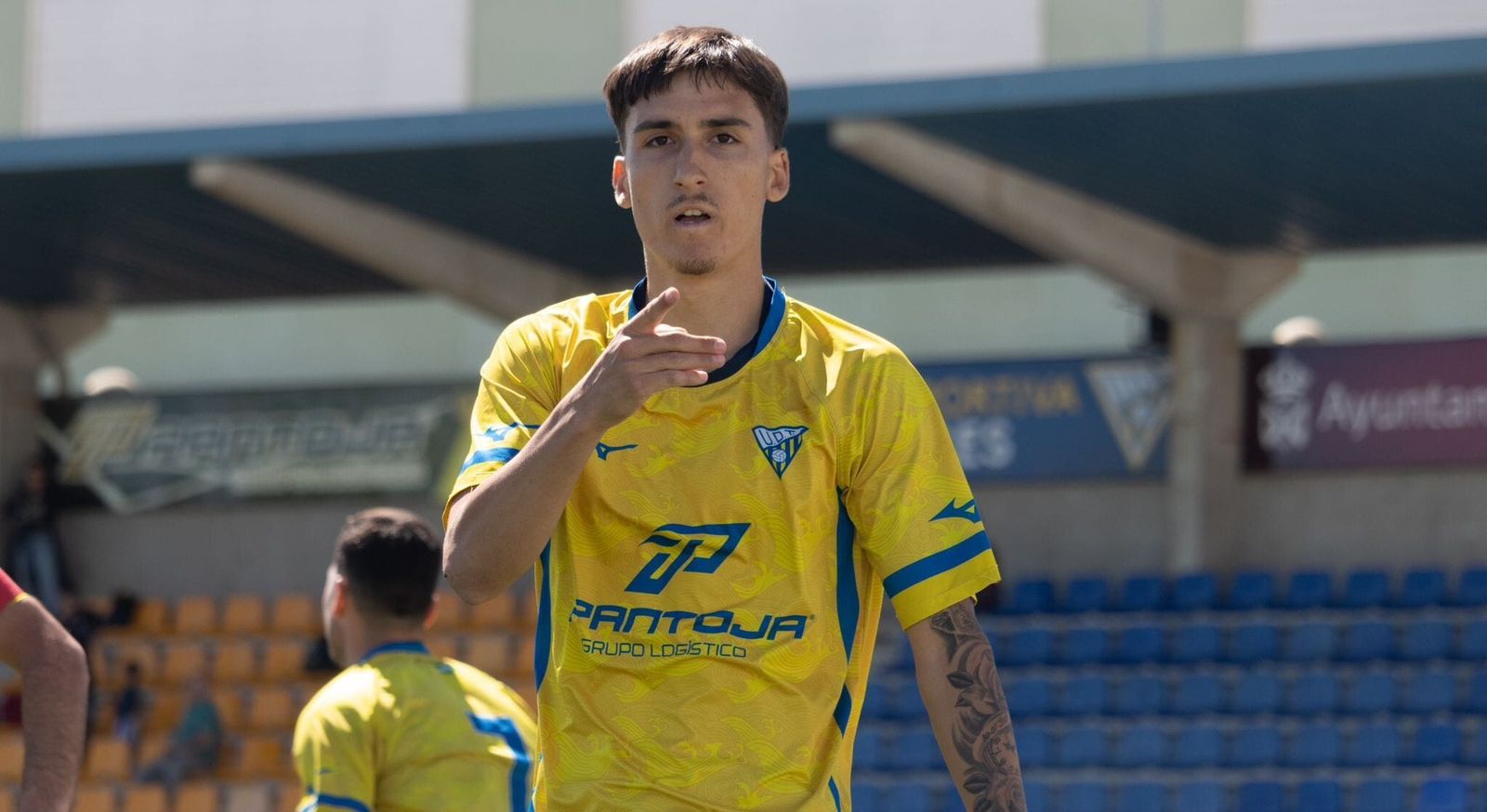 David Díaz, nuevo jugador del Ciudad de Lucena, celebra un gol con el Tomares