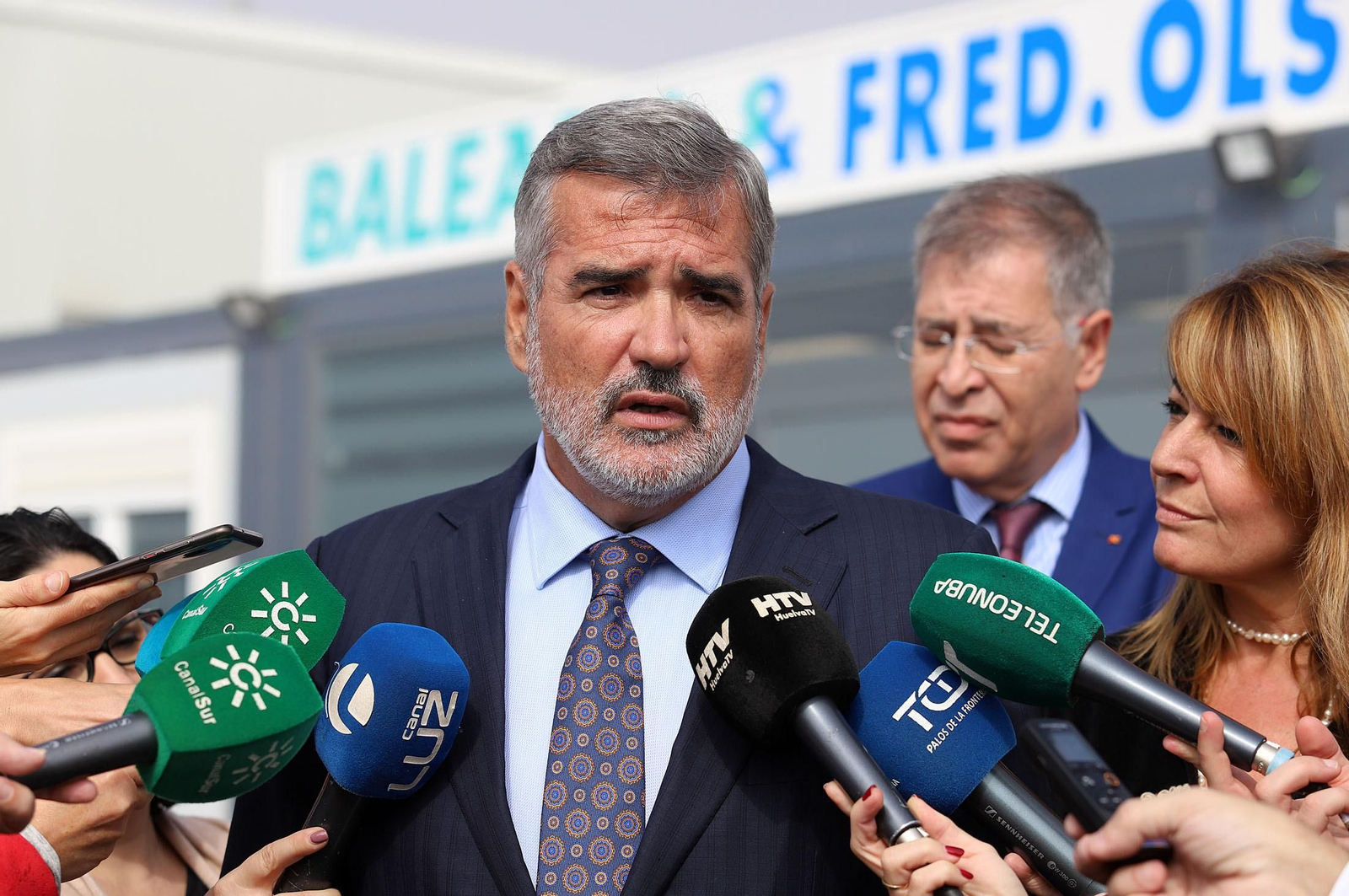 Imágenes de la llegada de un buque de Baleària al Puerto de Huelva