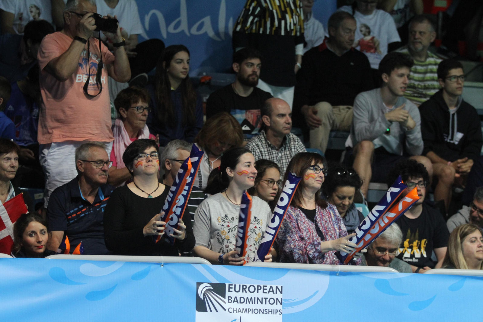 Las gradas del pabellón Carolina Marín se llenaron para ver ganar el oro a la onubense.