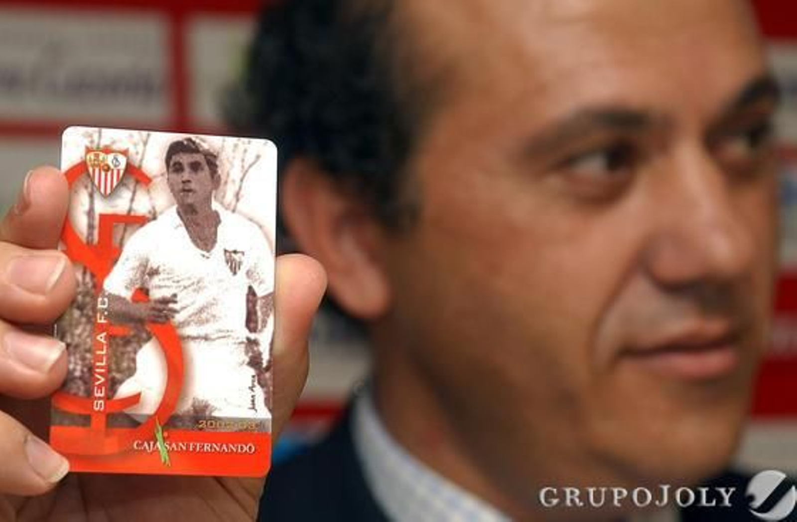 José María del Nido muestra el carné del Sevilla de la temporada 2002-2003, del que el mítico jugador Juan Arza fue imagen.

Foto: D.S.