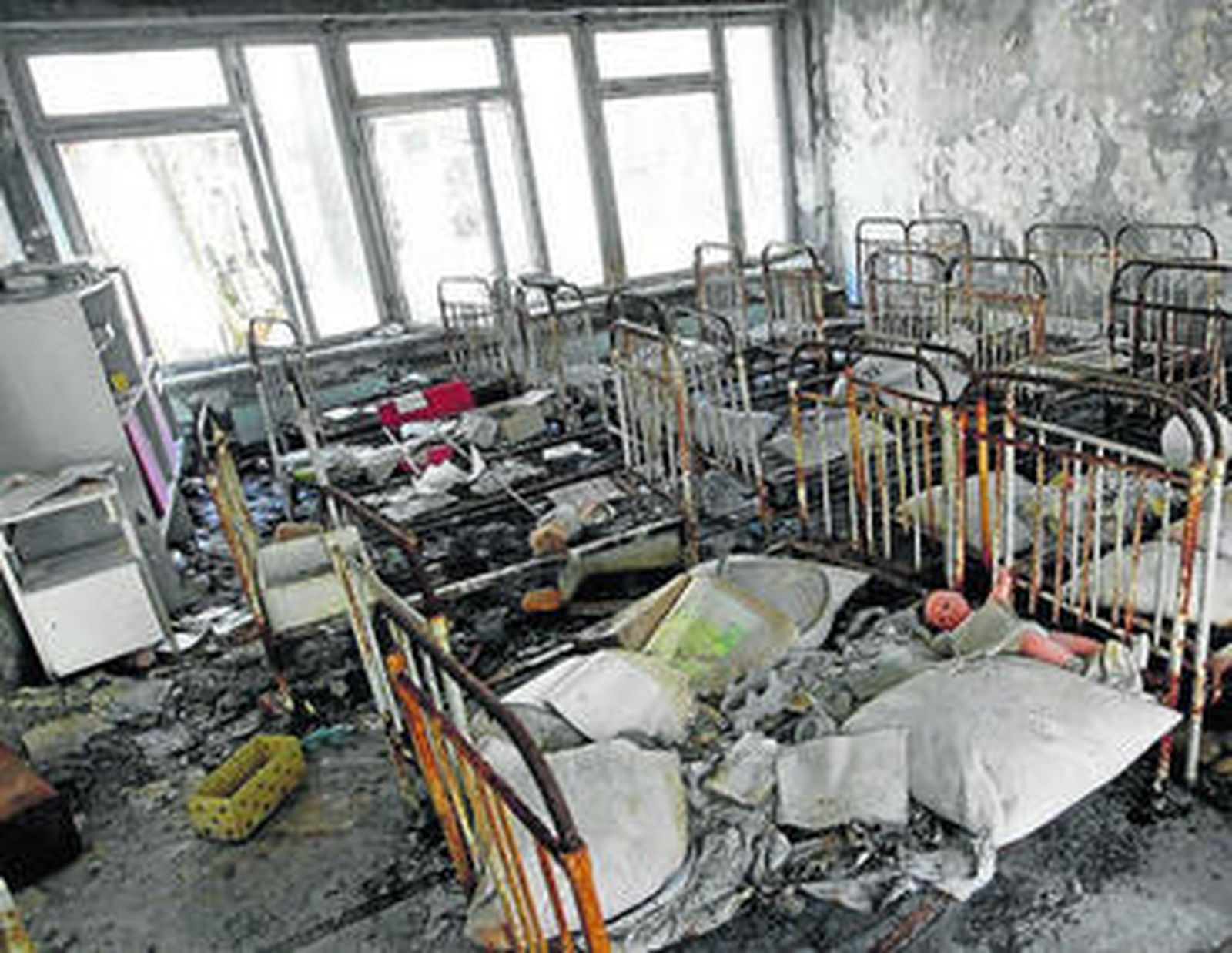 1. Vista de una antigua guardería en la localidad ucraniana de Pripyat, muy cerca de la central nuclear de Chernobil. Un lugar que quedó devastado por la radiación y que actualmente presenta una estampa que parece de guerra.   2. Detalle de una de las precarias máscaras que el Gobierno de la antigua URSS distribuyó a la población, aunque no hubo protección para todos los que se vieron expuestos a la contaminación 3. Éste es el aspecto que presenta hoy la ciudad abandonada de Pripyat, cerca de Chernobil. Una zona que la radiación dejó desértica hace ya un cuarto de siglo.