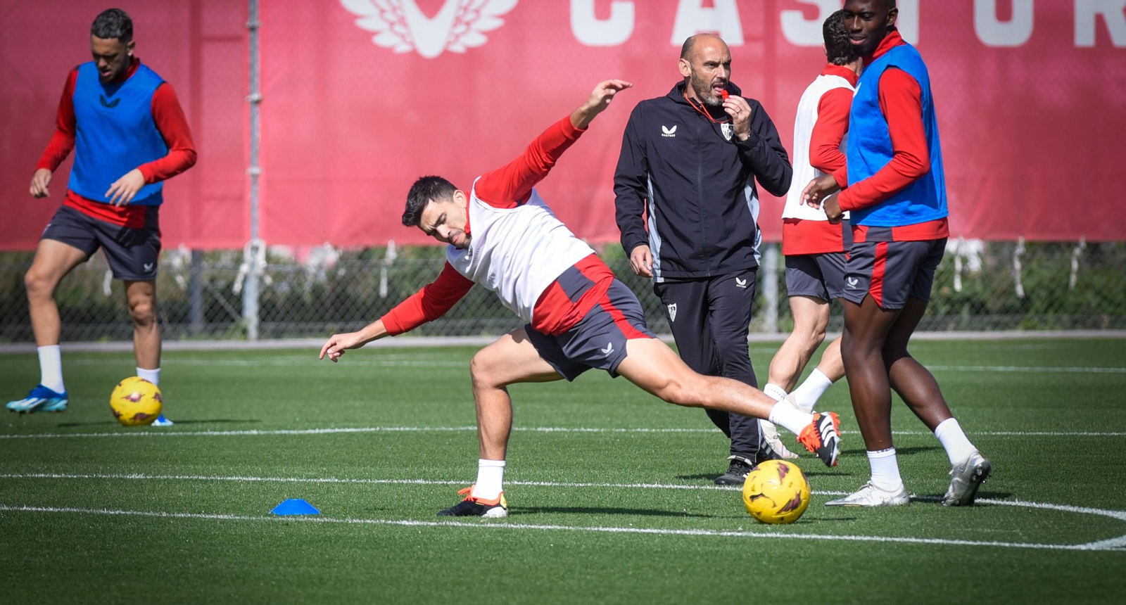 Acuña, uno de los futbolistas que regresaron en Almería tras superar una lesión.