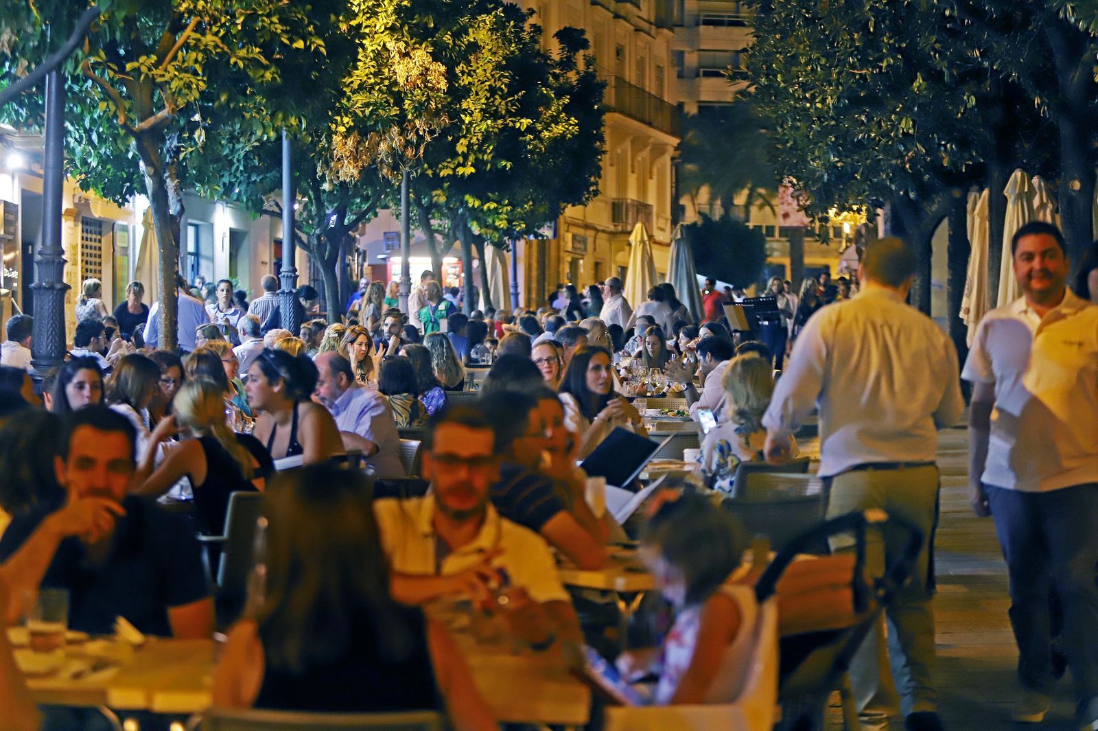 Ambiente nocturno en las terraza del centro