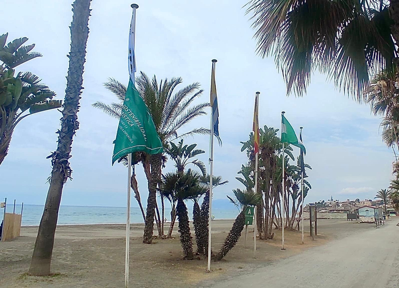 Banderas en la playa principal de Rincón de la Victoria