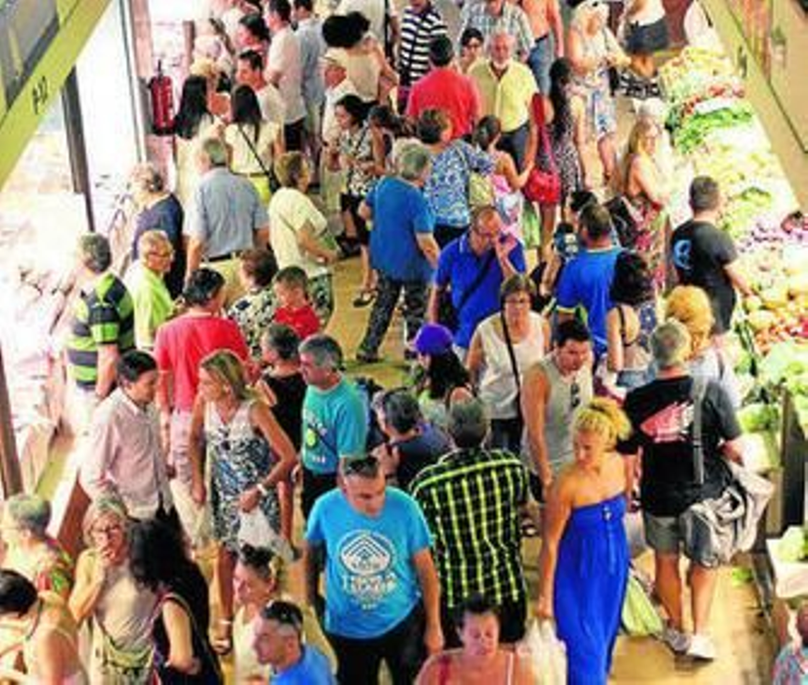 Vista del interior de la plaza repleta de usuarios.