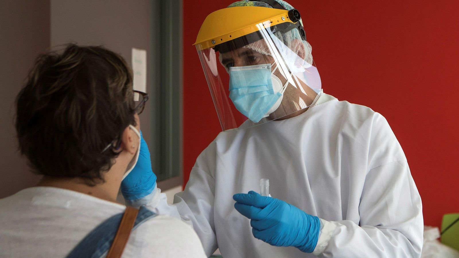 Un profesional sanitario realiza un test de covid a una persona.