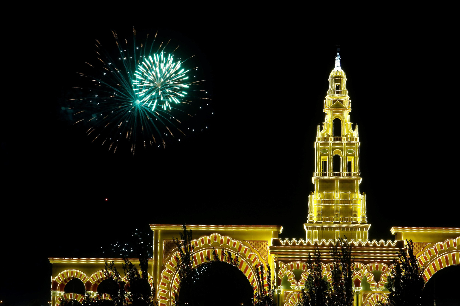 El espectáculo de fuegos artificiales de la Feria de Córdoba 2023, en imágenes