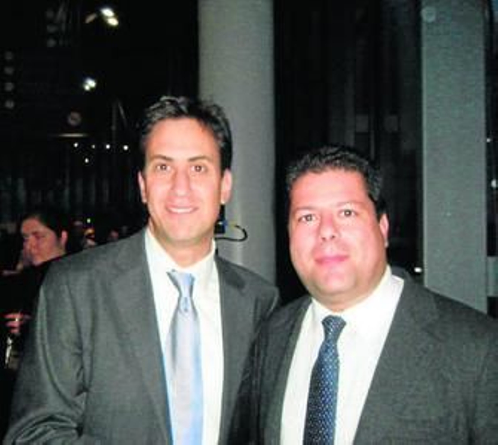 Edward Miliband, líder del Partido Laborista, con Fabian Picardo.