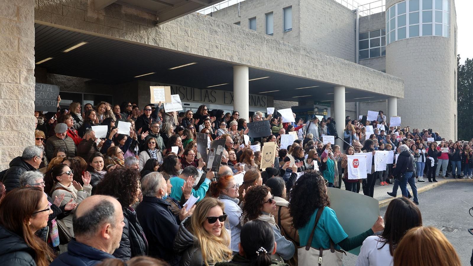 300 personas se manifiestan a las puertas de Consultas Externas del Hospital Juan Ramón Jiménez. 300 personas se manifiestan a las puertas de Consultas Externas del Hospital Juan Ramón Jiménez.