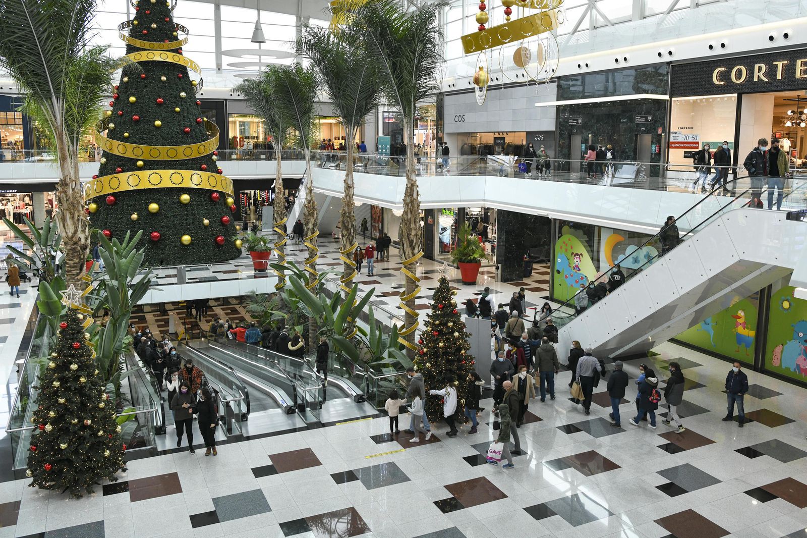 Fotos: las rebajas en el Nevada Shopping de Granada