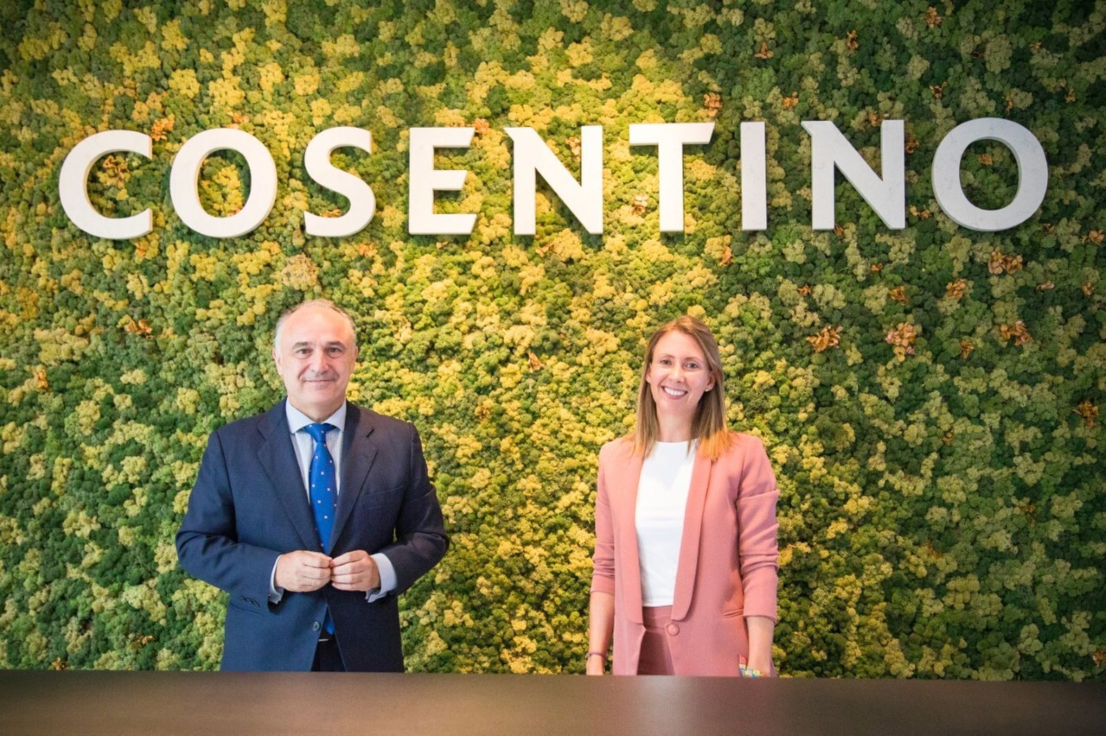 Juan Ignacio Zafra, director territorial de CaixaBank en Andalucía Oriental, y Pilar Martínez-Cosentino, vicepresidenta ejecutiva de Grupo Cosentino