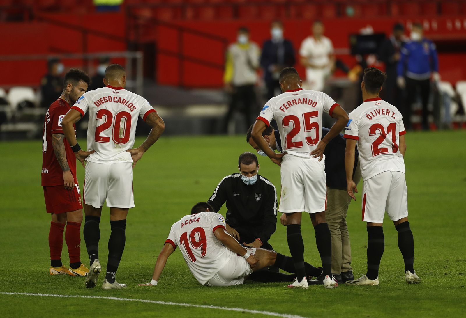 Acuña, atendido en el césped, antes de dejar su sitio a Escudero.