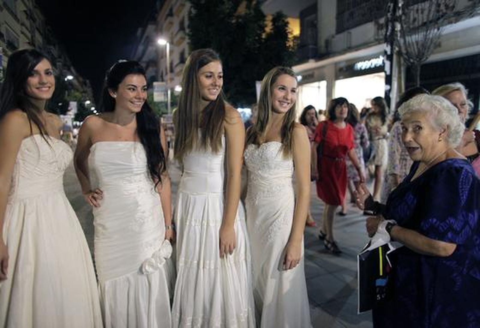 Varias modelos, anoche, en una animada calle Asunción.

Foto: Antonio Pizarro