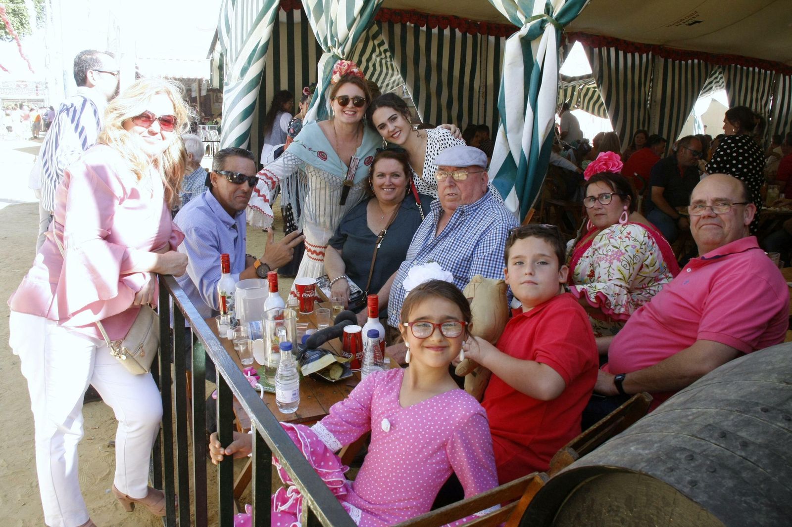 Una familia disfrutando del almuerzo.