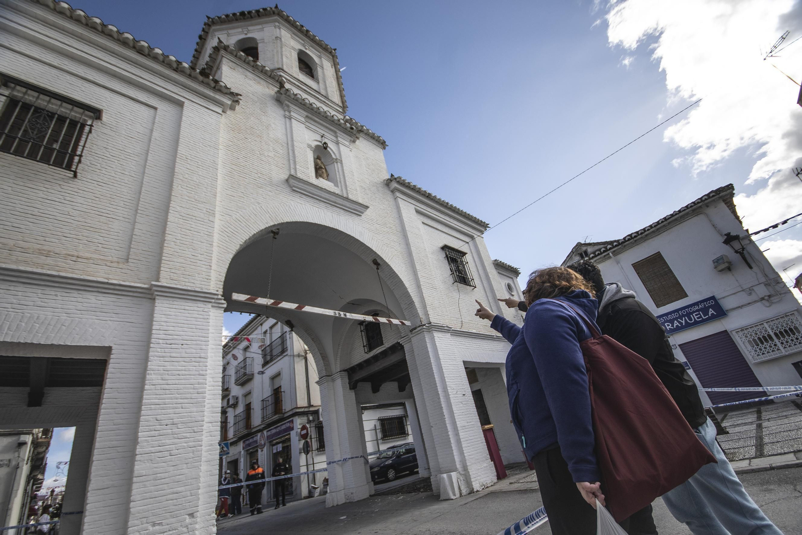 Dos vecinos señalan los daños en la Puerta de Loja de Santa Fe
