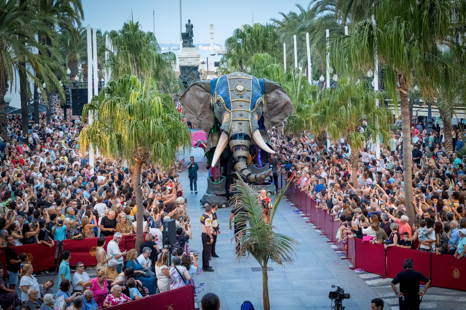 Las imágenes de Gades Romana 2025: la comitiva y el espectáculo inaugural en Cádiz