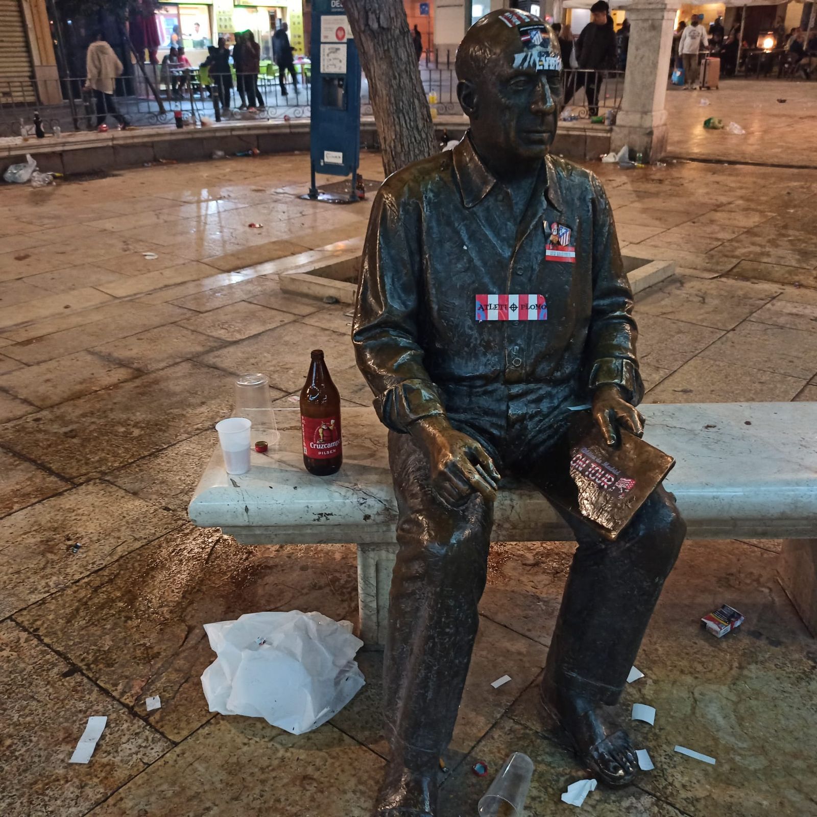 La plaza de la Merced de Málaga, con Picasso, llena de basura tras el paso de los ultras del Atlético