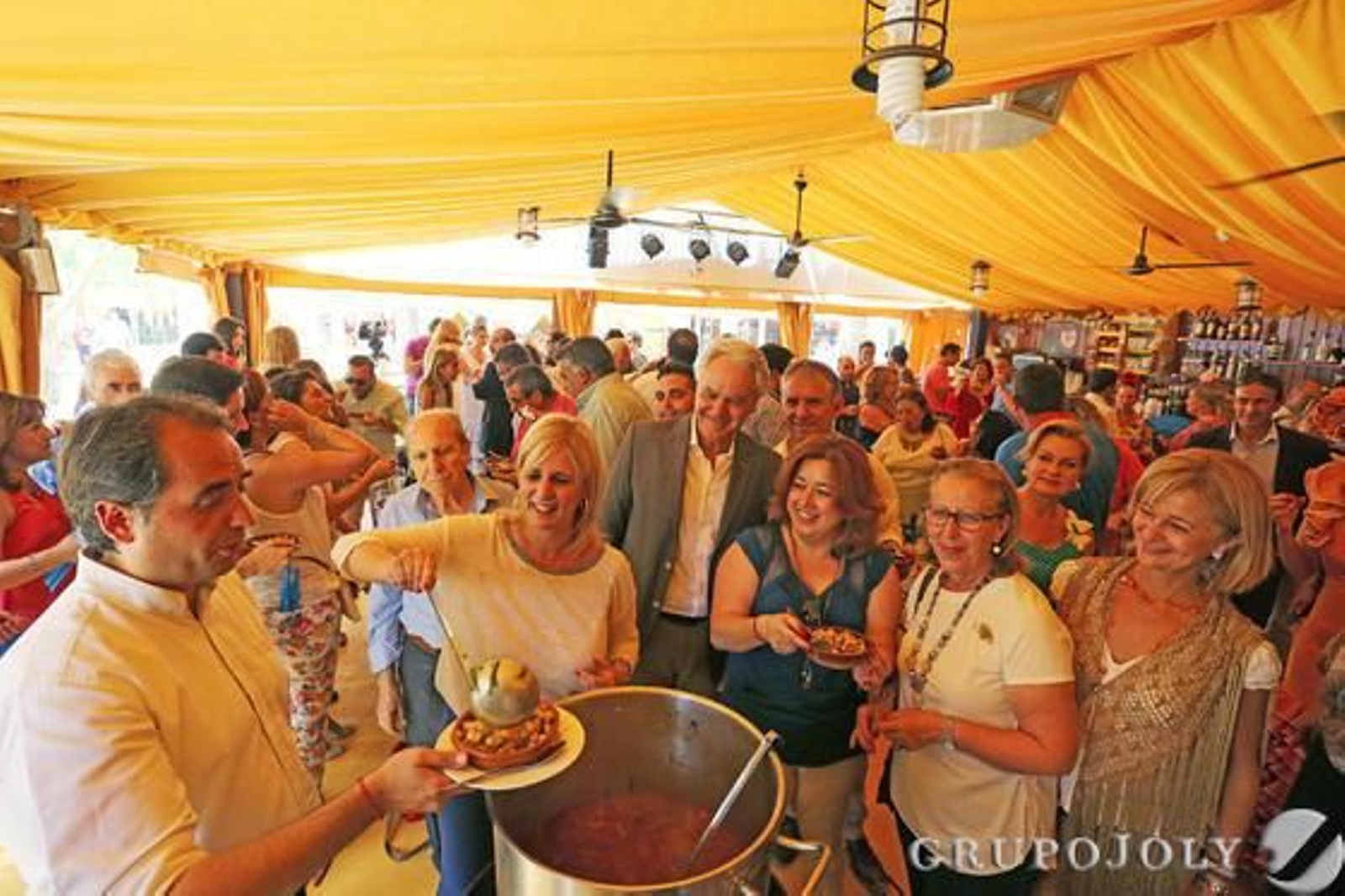 La alcaldesa, María José García-Pelayo, estuvo acompañada por gran parte de los delegados municipales así como militantes y simpatizantes. Como es habitual, el PP ofreció una berza tradicional a todos los presentes. 

Foto: Pascual