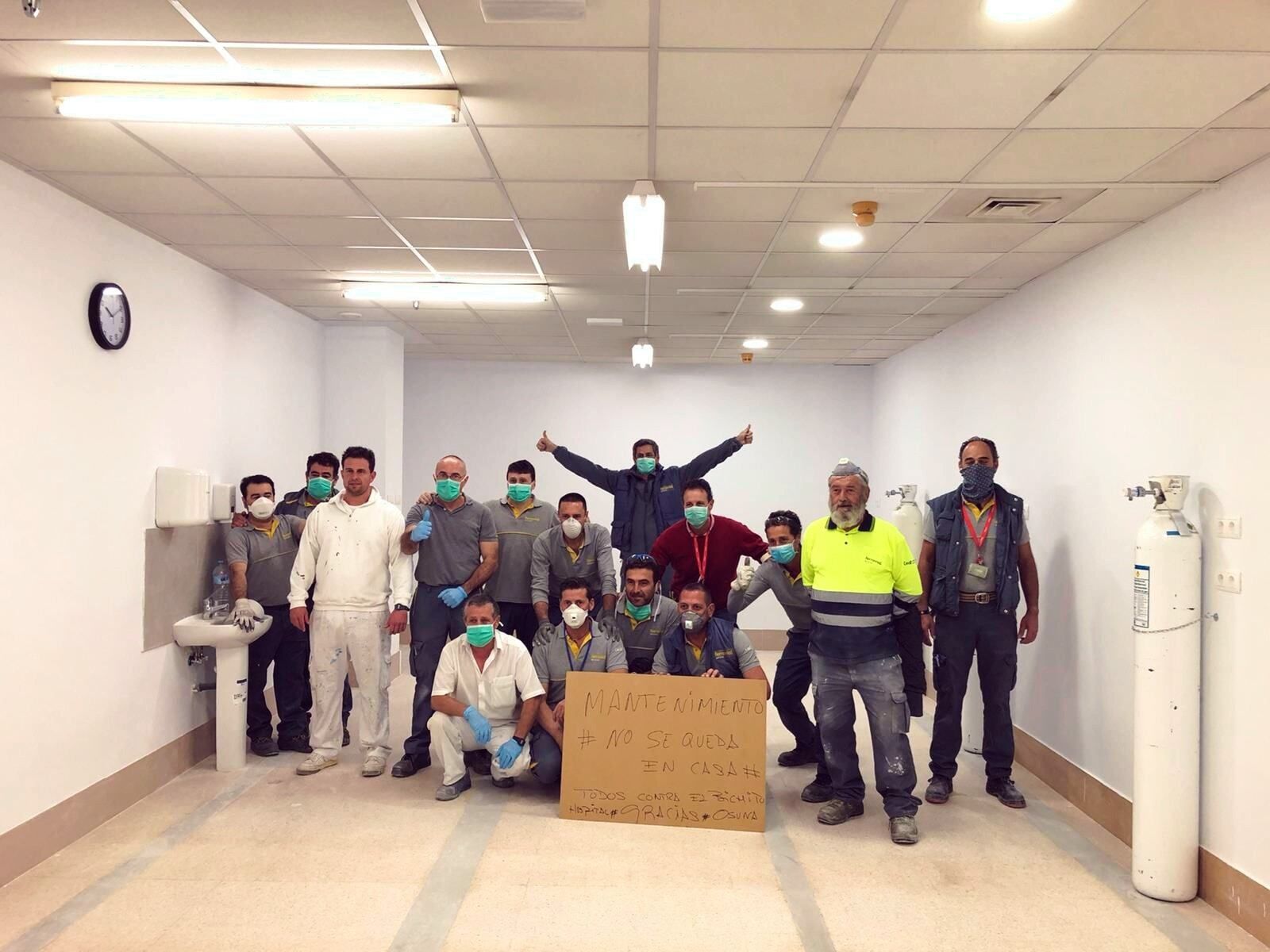 Los miembros del equipo de mantenimiento del hospital de Osuna posan dentro de la nueva sala de observación.