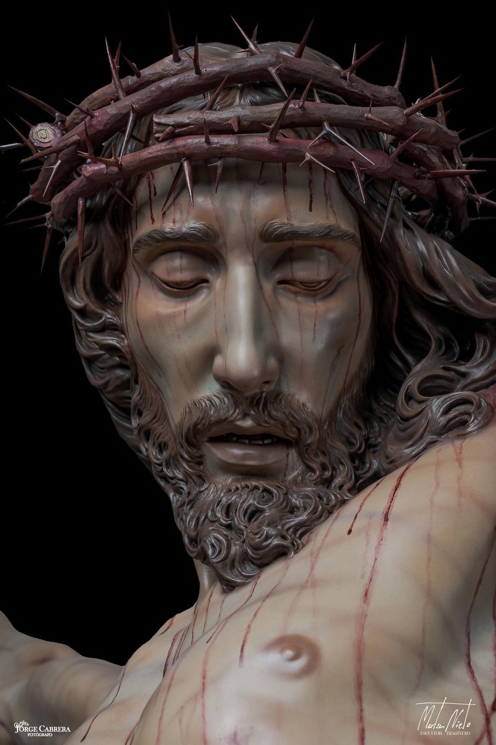 Primer plano del rostro del crucificado