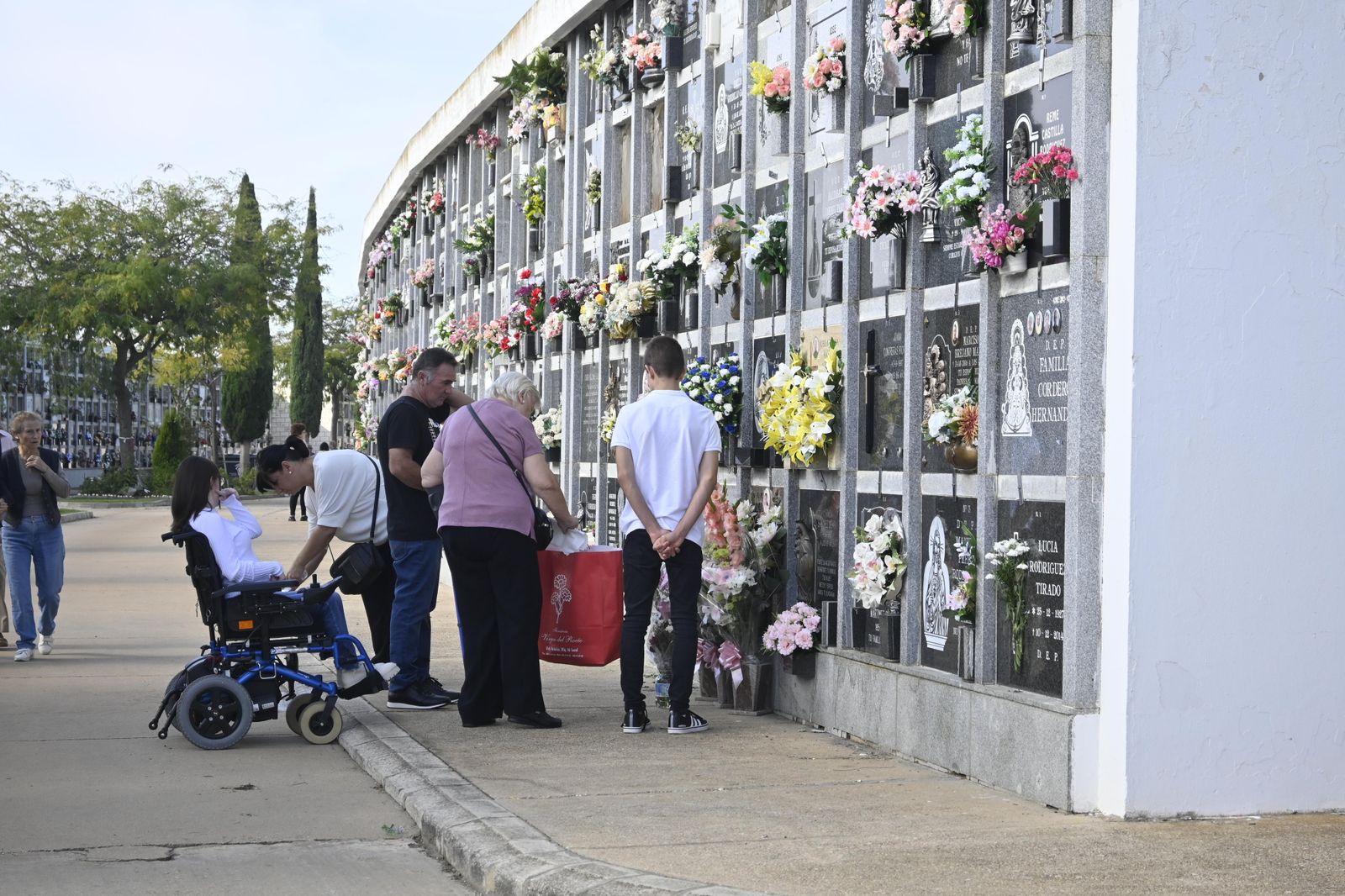 Ambiente en el cementerio de Huelva para el día de todos los Santos.